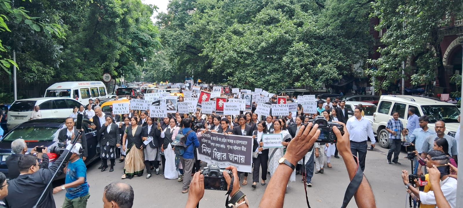 कलकत्ता हाईकोर्ट के वकीलों का प्रदर्शन, साभार - ट्विटर