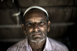 आजीविका के लिए पीड़ित एक मछुआरा https://www.flickr.com/photos/132447887@N06/17138323000