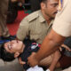 बेंगलुरू में हुई भगदड़ में घायल युवक को बचाते पुलिस वाले