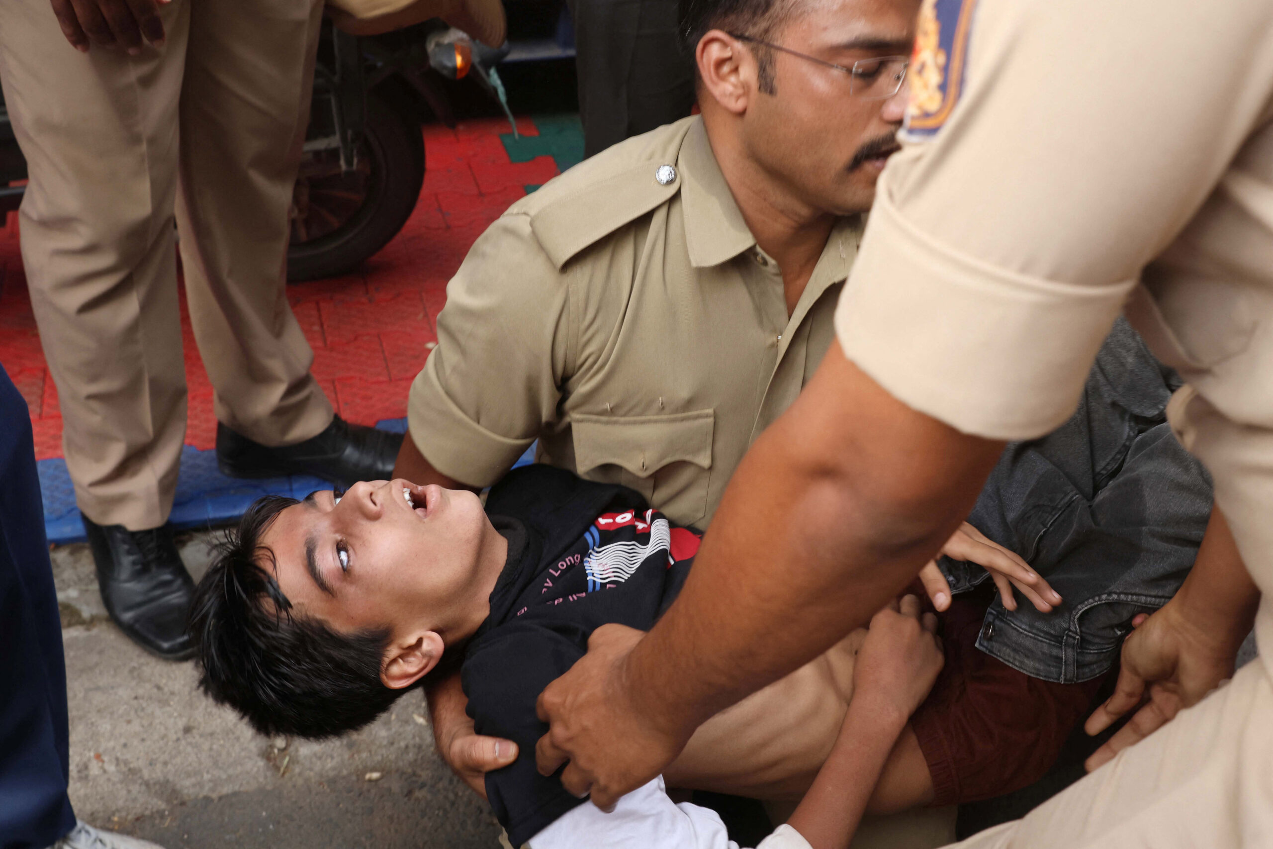 बेंगलुरू में हुई भगदड़ में घायल युवक को बचाते पुलिस वाले