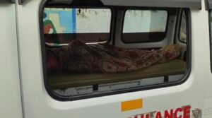 पोस्टमार्टम हाउस के बाहर वाहन में रखी महिला की लाश