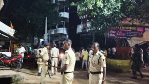 सासाराम में स्थिति को नियंत्रित करती पुलिस।