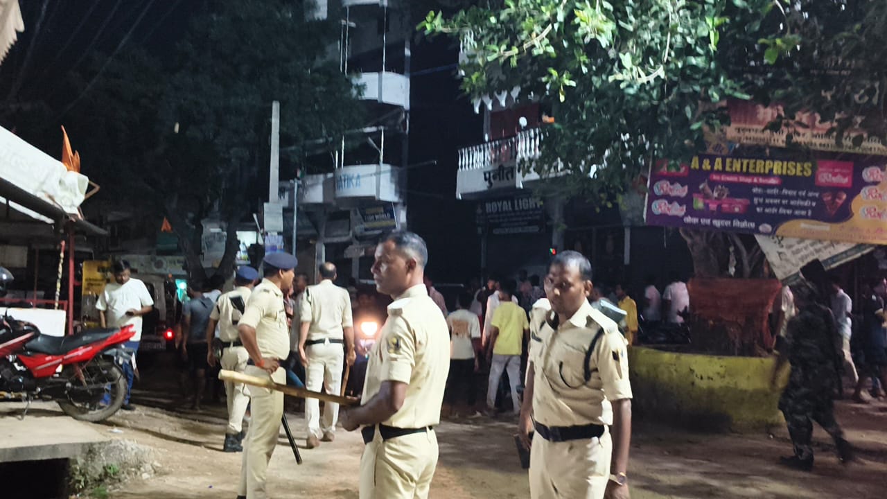 सासाराम में स्थिति को नियंत्रित करती पुलिस।