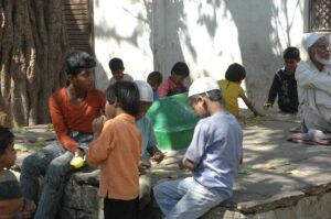 एक मजार के पास खेलते मुस्लिम बच्चे (सांकेतिक तस्वीर) 