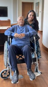 किडनी दान करने के बाद अपने पिता के साथ रोहिणी आचार्य (फोटो क्रेडिट - रोहिणी का फेसबुक पेज)