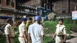 सासाराम में स्थिति को नियंत्रित करती पुलिस।