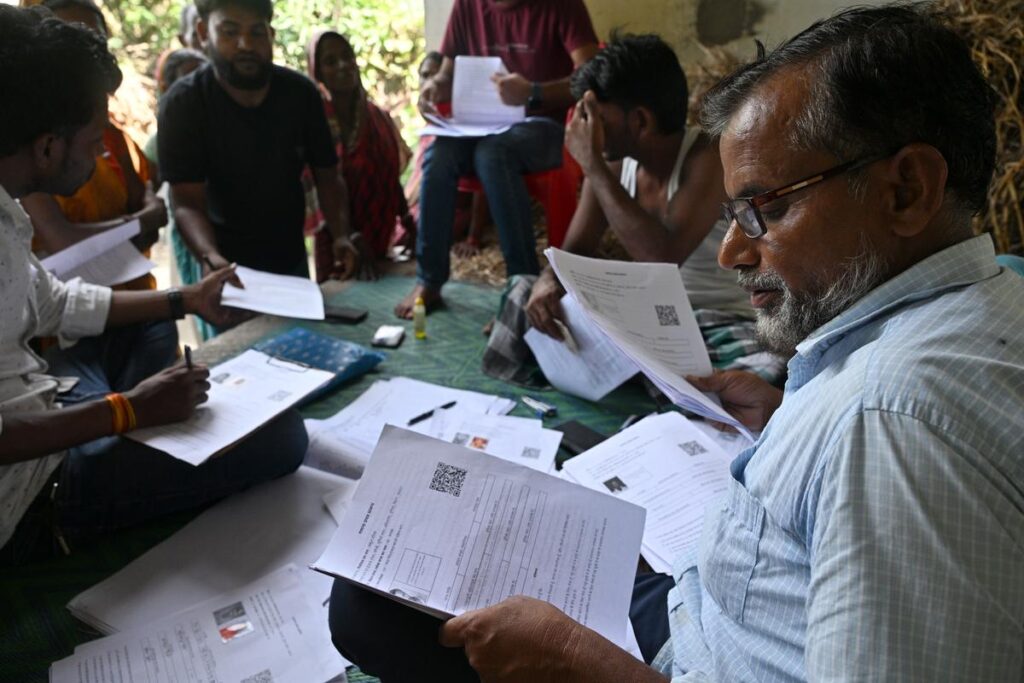 वोटर लिस्ट रिवीजन की प्रक्रिया के दौरान कर्मी। (फाइल फो