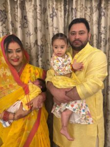 नवजात बेटे को गोद उठाए राजश्री एवं बेटी को लिए तेजस्वी यादव (साभार - तेजस्वी एक्स हैंडल) 