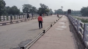 कर्फ्यू के बीच मैत्री पुल पर चलते इक्का-दुक्का लोग। 