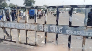 रक्सौल में नेपाल से लगती सीमा पर बैरिकेडिंग। 