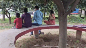 थाना परिसर में बैठी मां और पीड़िता के अन्य परिजन। (बोलते पन्ने)