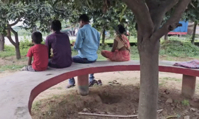 थाना परिसर में बैठी मां और पीड़िता के अन्य परिजन। (बोलते पन्ने)