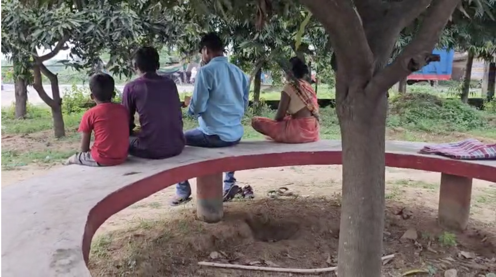 थाना परिसर में बैठी मां और पीड़िता के अन्य परिजन। (बोलते पन्ने)