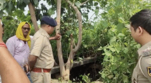 कुएं के पास शव मिलने के दौरान खड़े पुलिस अधिकारी।