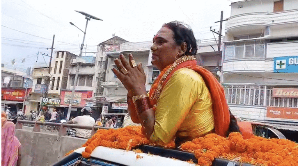 बेतिया में आगामी चुनाव के लिए जनसमर्थन जुटातीं किन्नर माया रानी (फोटो- मनोज कुमार)