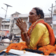 बेतिया में आगामी चुनाव के लिए जनसमर्थन जुटातीं किन्नर माया रानी (फोटो- मनोज कुमार)