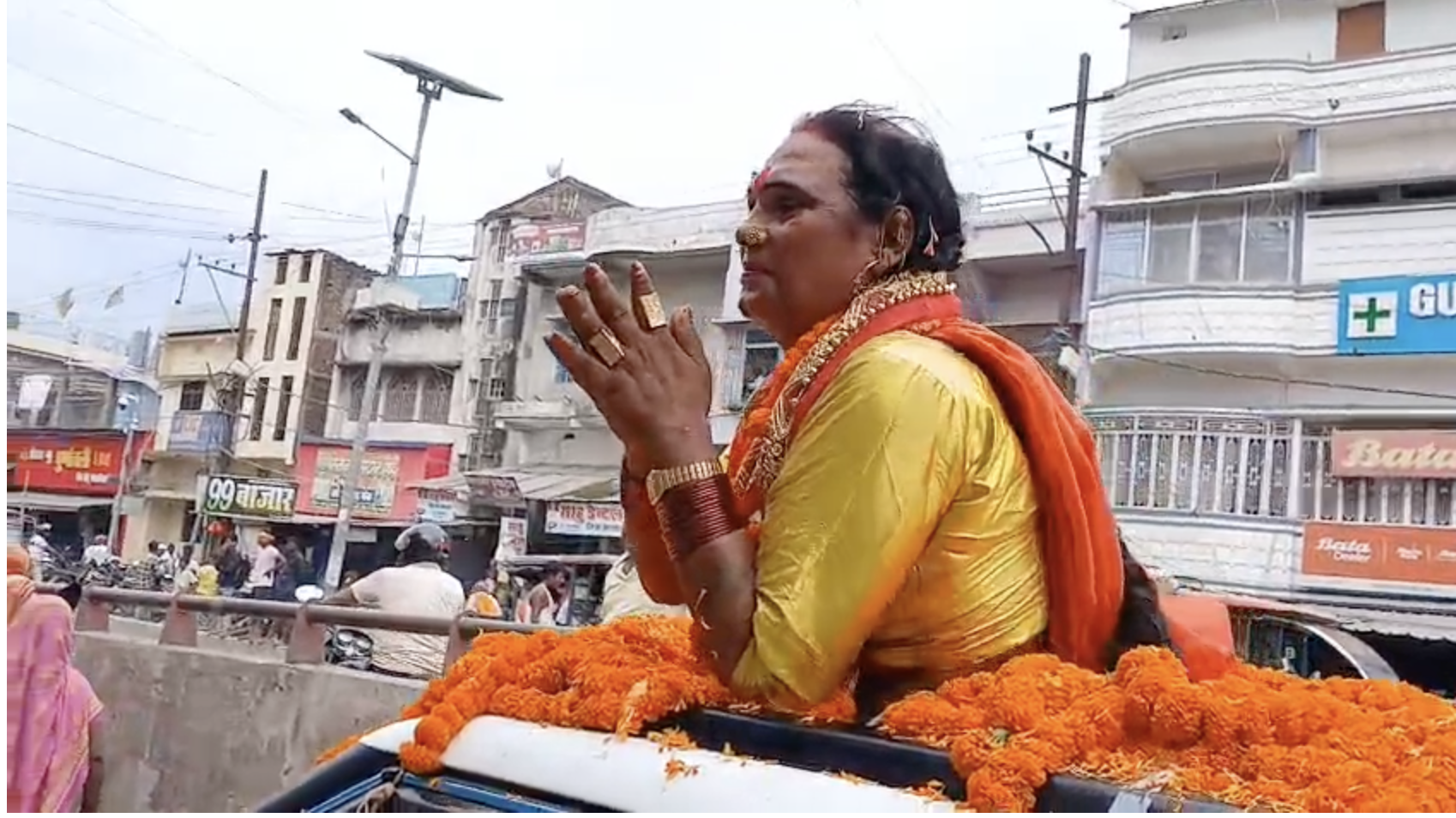 बेतिया में आगामी चुनाव के लिए जनसमर्थन जुटातीं किन्नर माया रानी (फोटो- मनोज कुमार)