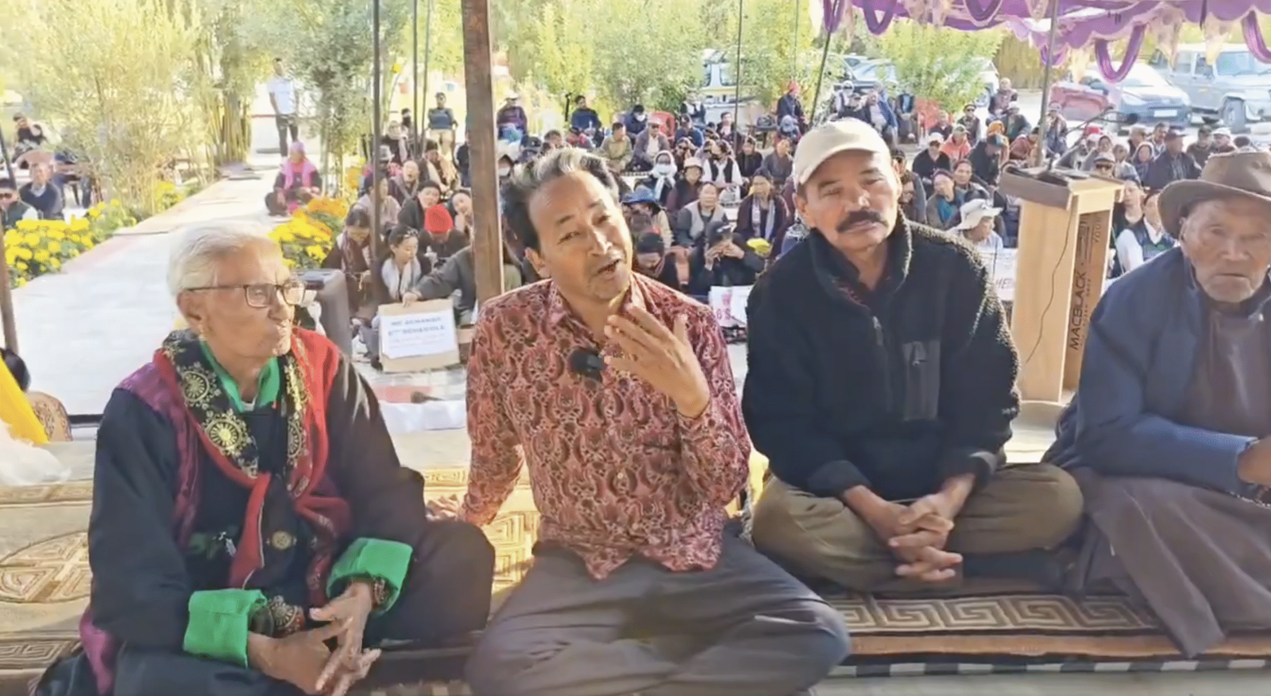 दसवें दिन के अनशन के दौरान सोनम वांगचुक व अन्य (फोटो क्रेडिट - @Wangchuk66)