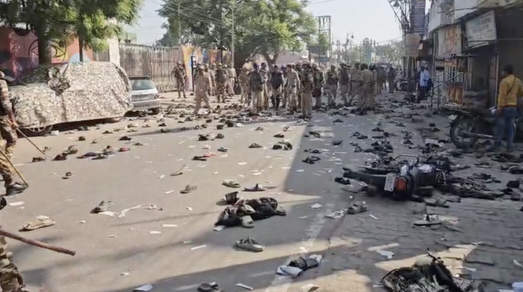 बरेली में मुस्लिम समुदाय के साथ पुलिस की झड़प, बाजार बंद।