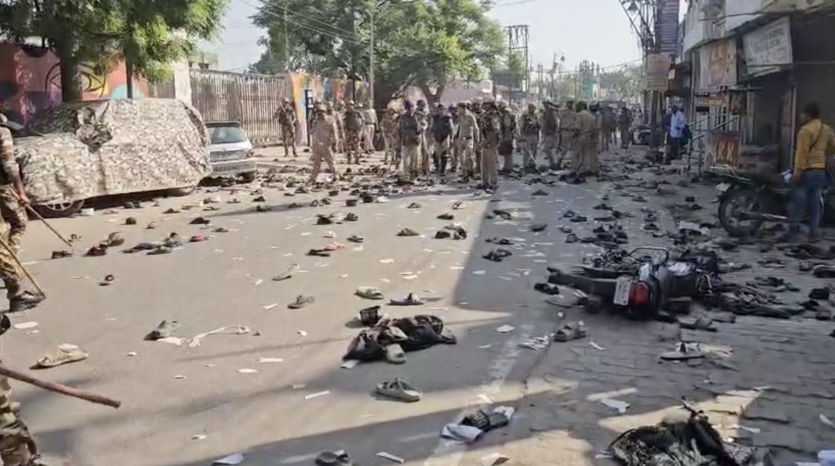 बरेली में मुस्लिम समुदाय के साथ पुलिस की झड़प, बाजार बंद।