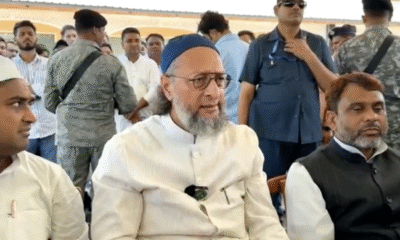 प्रेसवार्ता के दौरान ओवैसी।