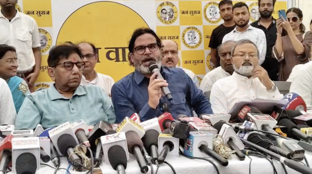 प्रेसवार्ता में डिप्टी सीएम के ऊपर गंभीर आरोप लगाते प्रशांत किशोर (फोटो - स्थानीय संवाददाता)