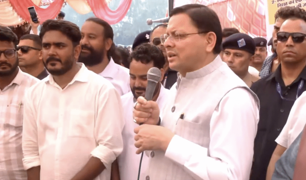 प्रदर्शनकारियों को संबोधित करते पुष्कर सिंह धामी