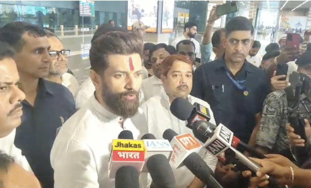 पटना में प्रतिक्रिया देते चिराग पासवान (तस्वीर- स्थानीय संवाददाता)