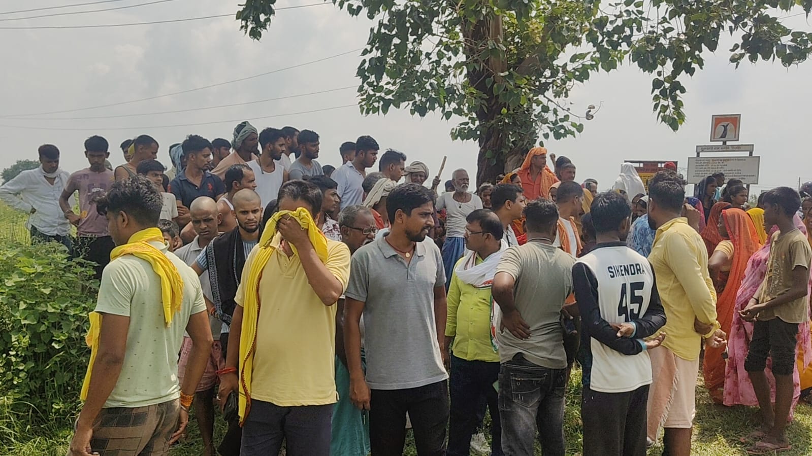 घटनास्थल पर विलाप करते परिजन।
