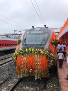 फारबिसगंज स्टेशन पर खड़ी वंदे-भारत ट्रेन रवानगी के इंतजार में।