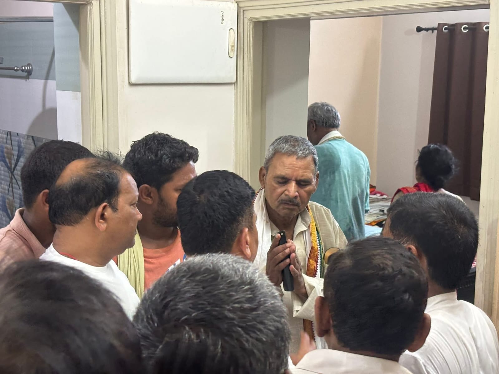 बेटे की मौत पर हाथ जोड़े शोकाकुल विधायक प्रहलाद यादव।