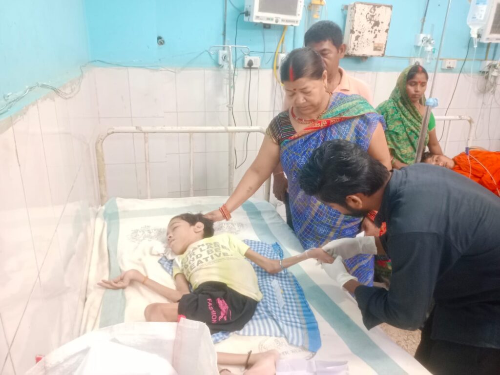 सदर अस्पताल में विकास की मां सरकार से बेटे के इलाज के लिए मदद मांगती..