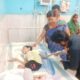 सदर अस्पताल में विकास की मां सरकार से बेटे के इलाज के लिए मदद मांगती..