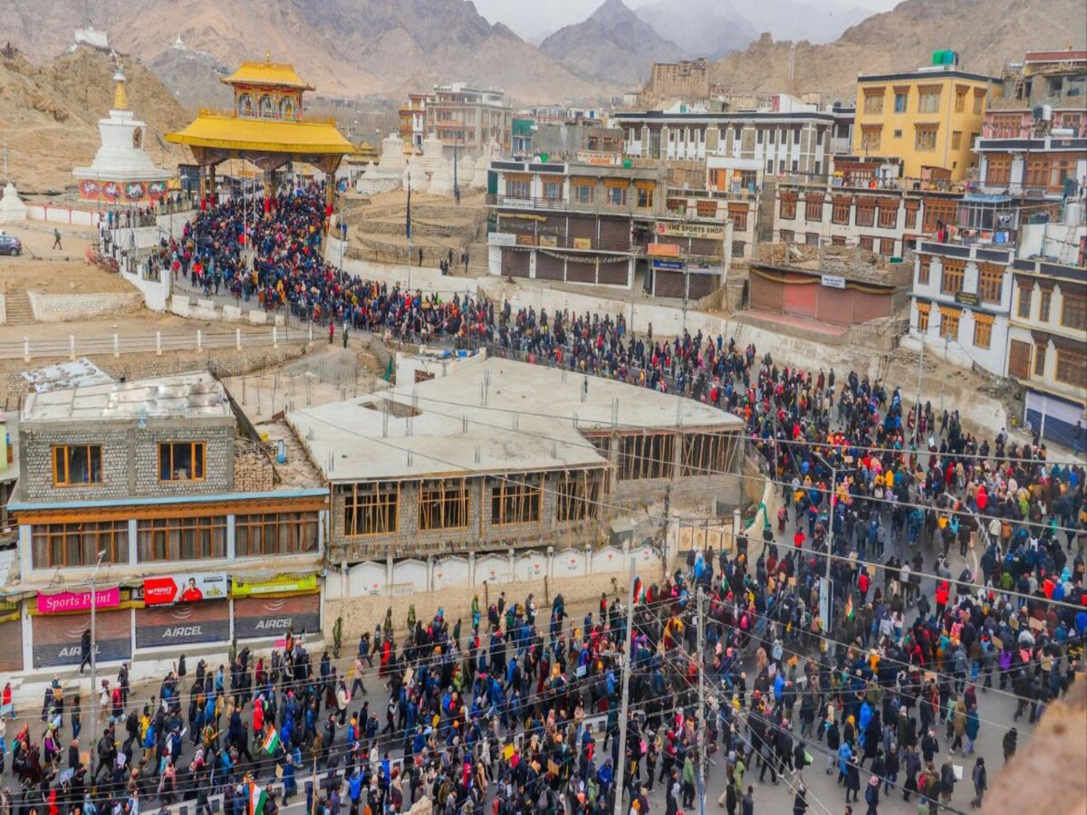 पिछले साल फरवरी में पूर्ण राज्य के दर्जे की मांग को लेकर लद्दाख में पैदल मार्च निकला (क्रेडिट- इंटरनेट)