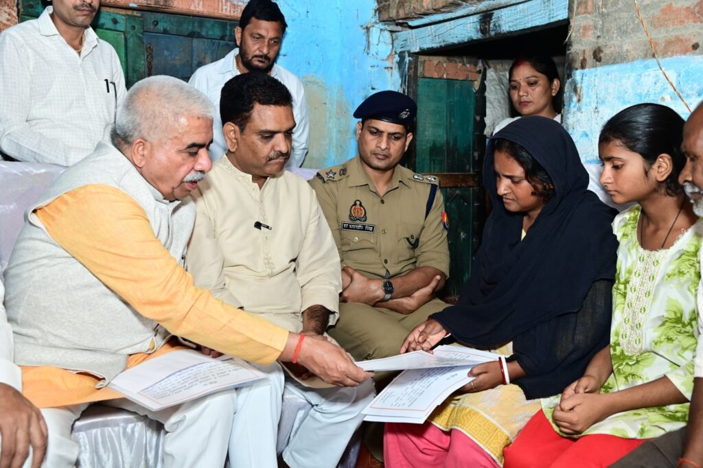 रायबरेली जाकर मृतक की पत्नी को कैबिनेट मंत्रियों ने सहायता राशि दी