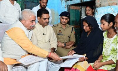 रायबरेली जाकर मृतक की पत्नी को कैबिनेट मंत्रियों ने सहायता राशि दी