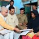 रायबरेली जाकर मृतक की पत्नी को कैबिनेट मंत्रियों ने सहायता राशि दी