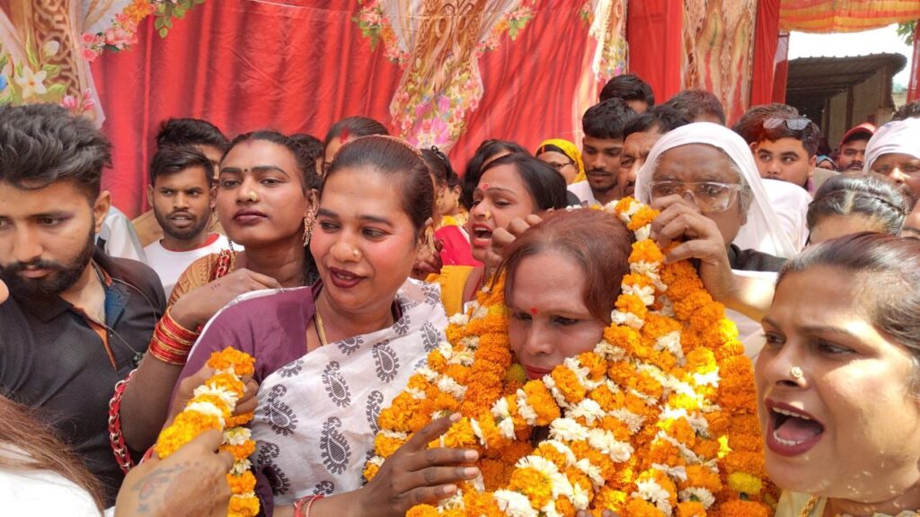 टिकट मिलने के बाद प्रीति किन्नर के साथ खुशी मनाते कार्यकर्ता