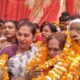 टिकट मिलने के बाद प्रीति किन्नर के साथ खुशी मनाते कार्यकर्ता