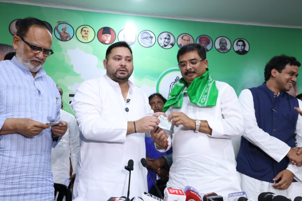 कुशवाहा को पार्टी में शामिल करते तेजस्वी यादव।