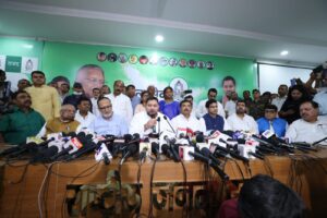जदयू में शामिल होने के बाद तेजस्वी और संतोष कुशवाहा ने प्रेसवार्ता की।