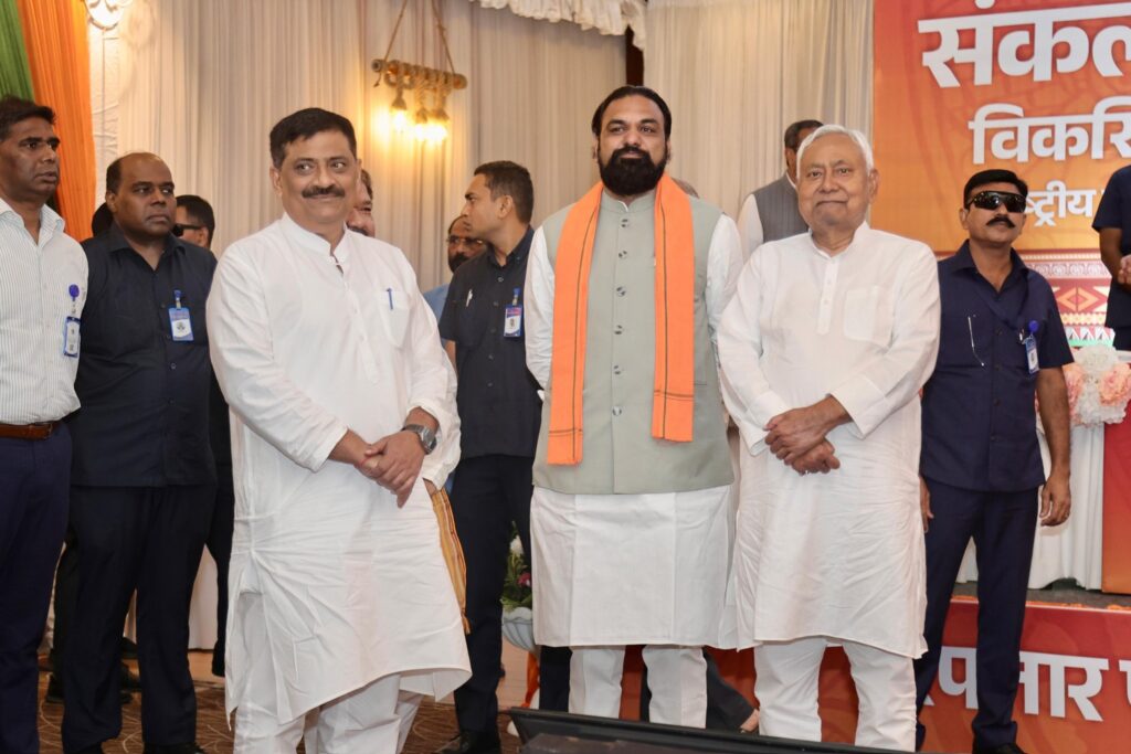 सम्राट चौधरी ने संकल्प पत्र घोषणा के बाद नीतीश कुमार के साथ खिंचवाए फोटो को फेसबुक पर शेयर किया है।