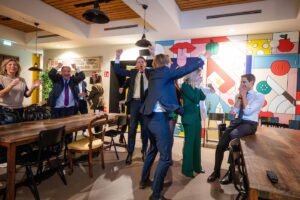 एग्जिट पोल के बाद खुशी मनाते