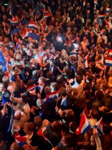 चुनाव के ऐतिहासिक परिणाम आने के बाद जश्न मनाते नीदरलैंड्स के लोग