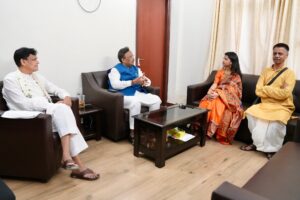 मैथिली ठाकुर से मुलाकात के फोटो खुद तावड़े ने एक्स पर शेयर किए जो राजनीतिक संकेत हैं। 