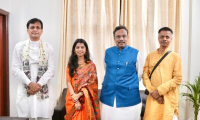 बीजेपी चुनाव प्रभारी विनोद तावड़े से मिली मैथिली ठाकुर, उनके पिता व भाई। (साभार @TawdeVinod)