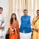 बीजेपी चुनाव प्रभारी विनोद तावड़े से मिली मैथिली ठाकुर, उनके पिता व भाई। (साभार @TawdeVinod)