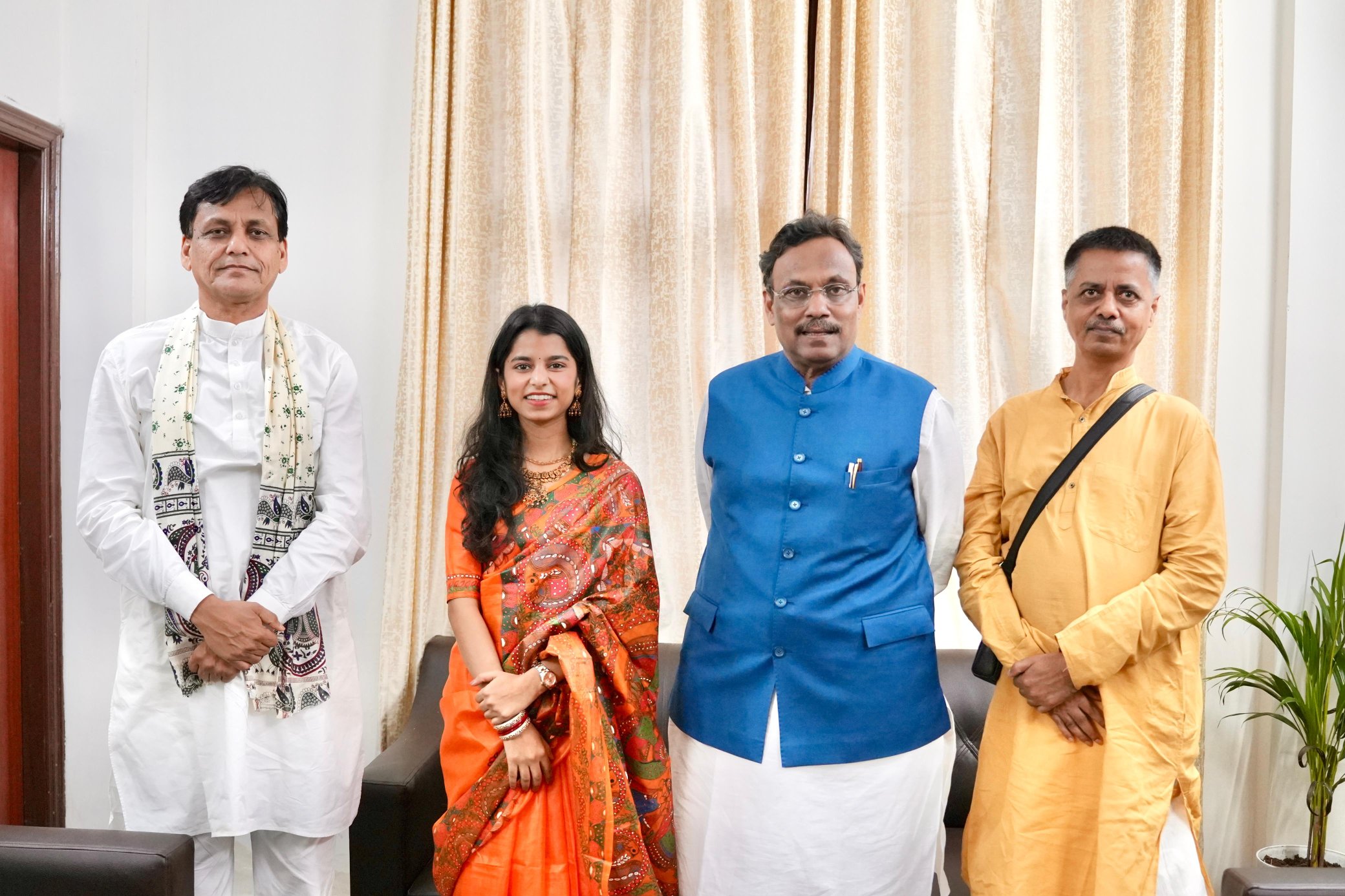 बीजेपी चुनाव प्रभारी विनोद तावड़े से मिली मैथिली ठाकुर, उनके पिता व भाई। (साभार @TawdeVinod)