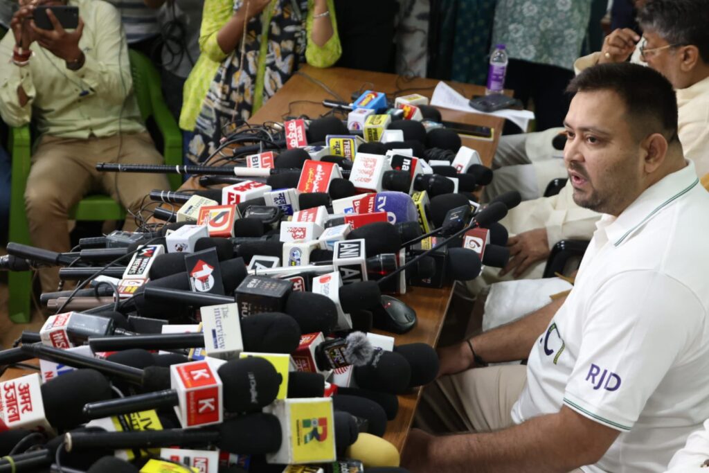 प्रेसवार्ता में नौकरियों पर बड़ा ऐलान करते राजद नेता तेजस्वी यादव