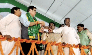 गोगरी में जदयू की सदस्यता ग्रहण करते वर्तमान विधायक डॉ. संजीव